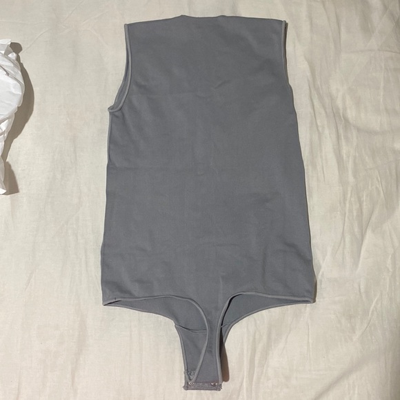 SKIMS ESSENTIAL CREW NECK SLEEVELESS BODYSUIT - Picture 2 of 5
